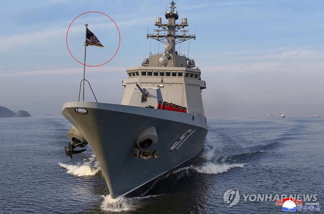 함기 달고 미사일 발사한 북한 구축함 최현호