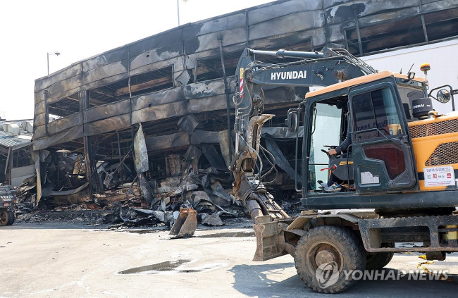 골격만 남은 건물