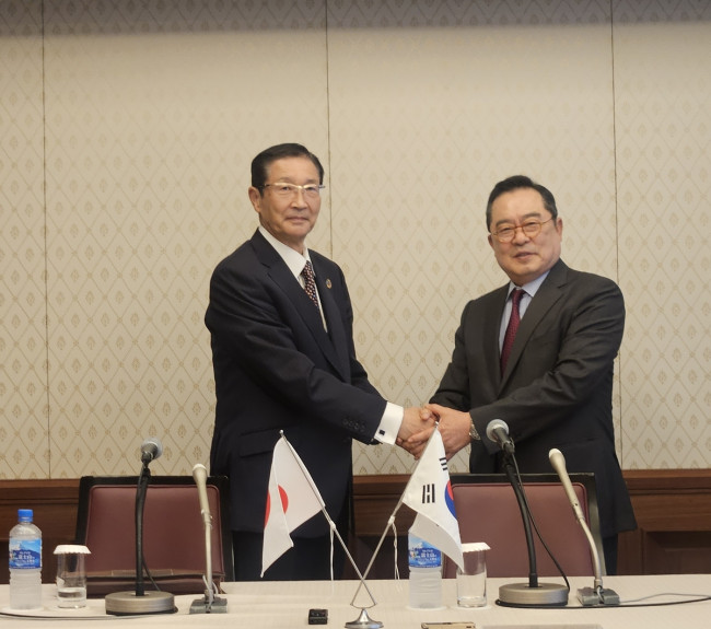 구자열 한일경제협회 회장(왼쪽)과 고지 아키요시 일한경제협회 회장
