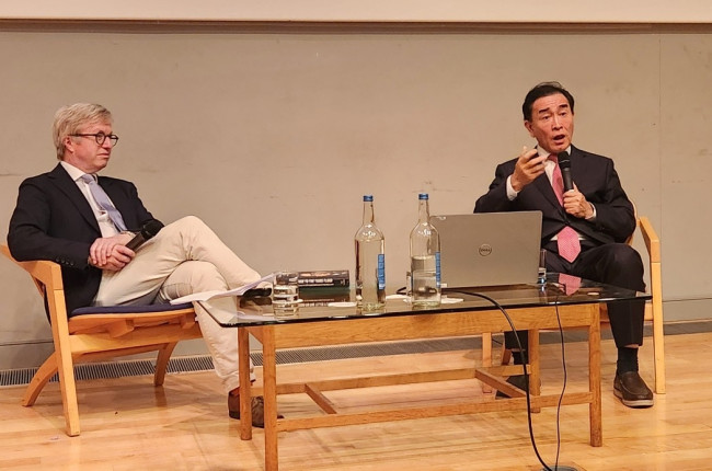 영국 케임브리지대에서 대담하는 태영호 전 국회의원