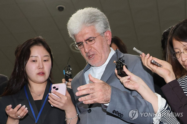 외교부 방문 후 취재진에 둘러쌓인 주한이란대사