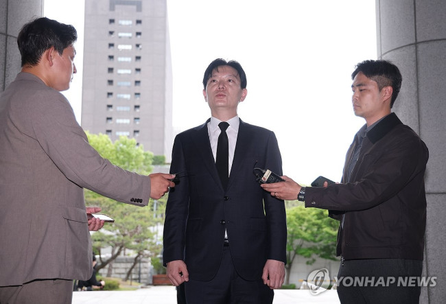 취재진 질문에 답하는 박상용 검사