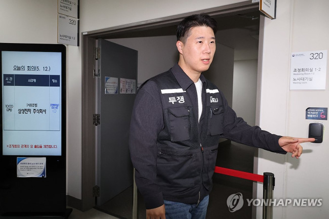 조정회의장에서 나와 취재진에게 향하는 최승호 위원장