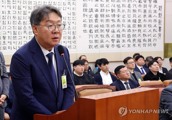 질의 답하는 방용철 쌍방울 그룹 전 부회장