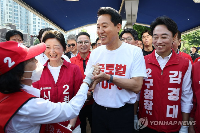 선거운동원과 악수하는 오세훈 후보