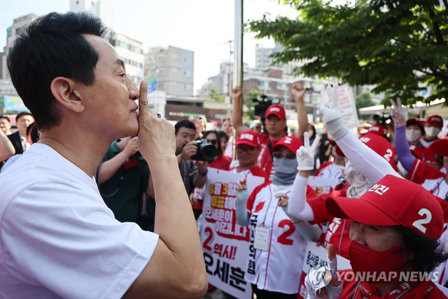 선거운동원들과 대화 나누는 오세훈 후보
