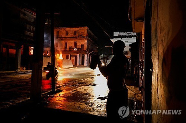 쿠바 주민들이 냄비를 두드리는 '카세롤라소' 시위를 벌이고 있다 
