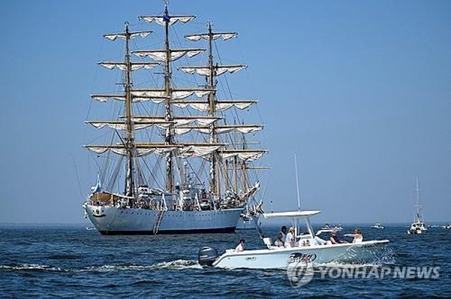 뉴저지주 샌디훅 항 인근 도착한 대형 범선 