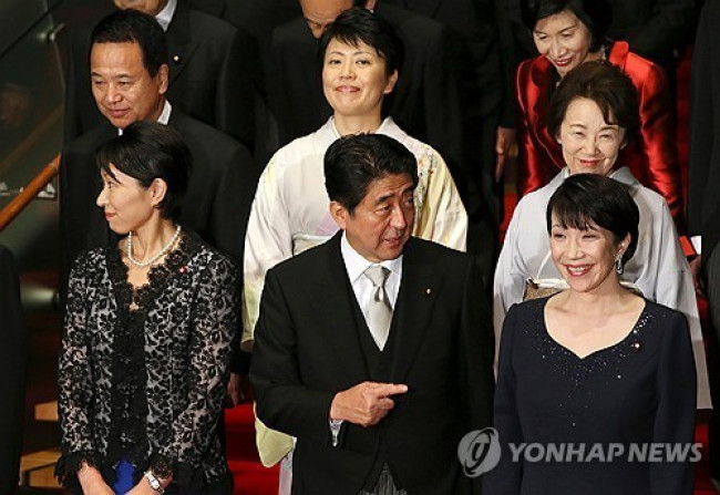지난 2014년 아베 전 총리(맨앞 가운데)와 다카이치 총리(맨앞 오른쪽)