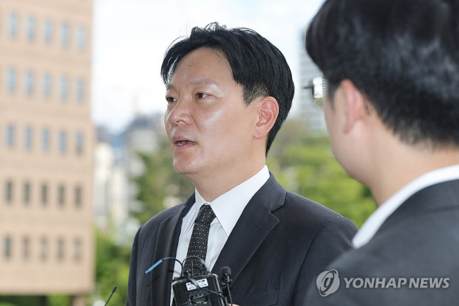 취재진 질문에 답하는 박상용 검사