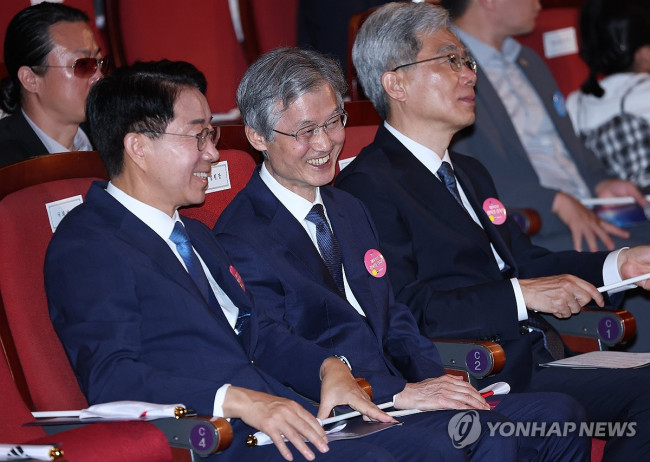 대화하는 국회의장과 대법원장