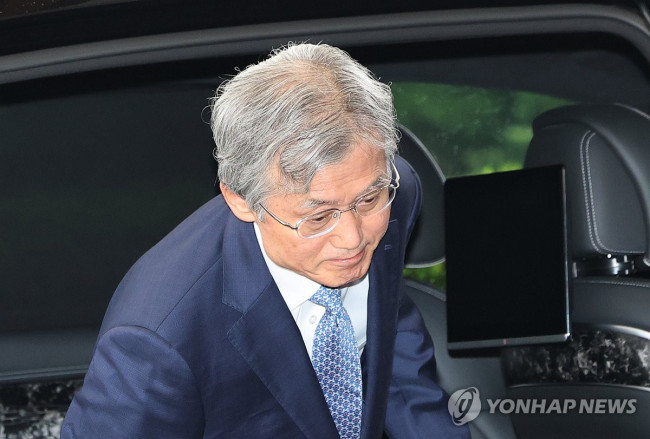출근하는 조희대 대법원장